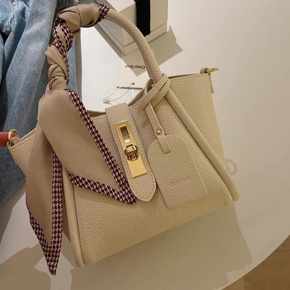 Bolso Tote Litchi con Asa de Pañuelo de Seda