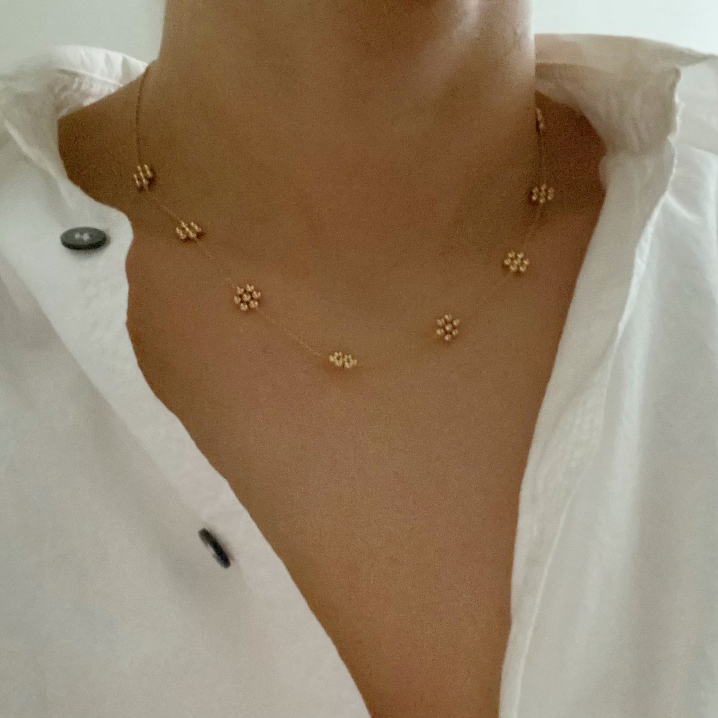 Collar Cadena Dorada Flores Minimalistas — Waterproof