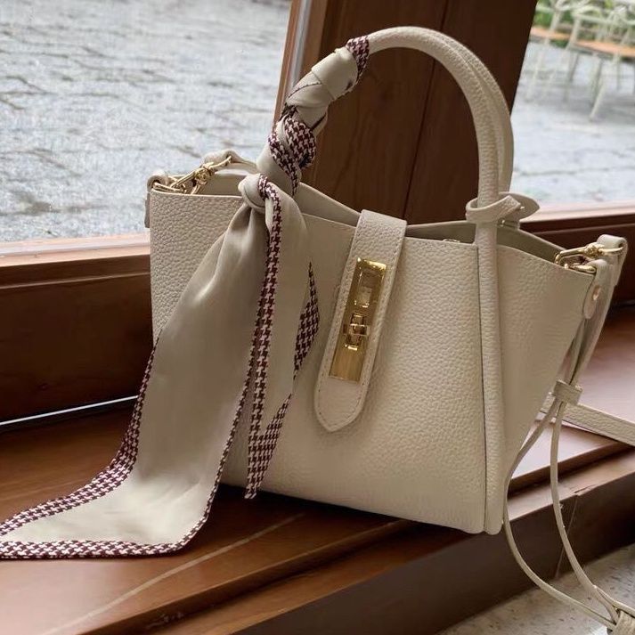 Bolso Tote Litchi con Asa de Pañuelo de Seda