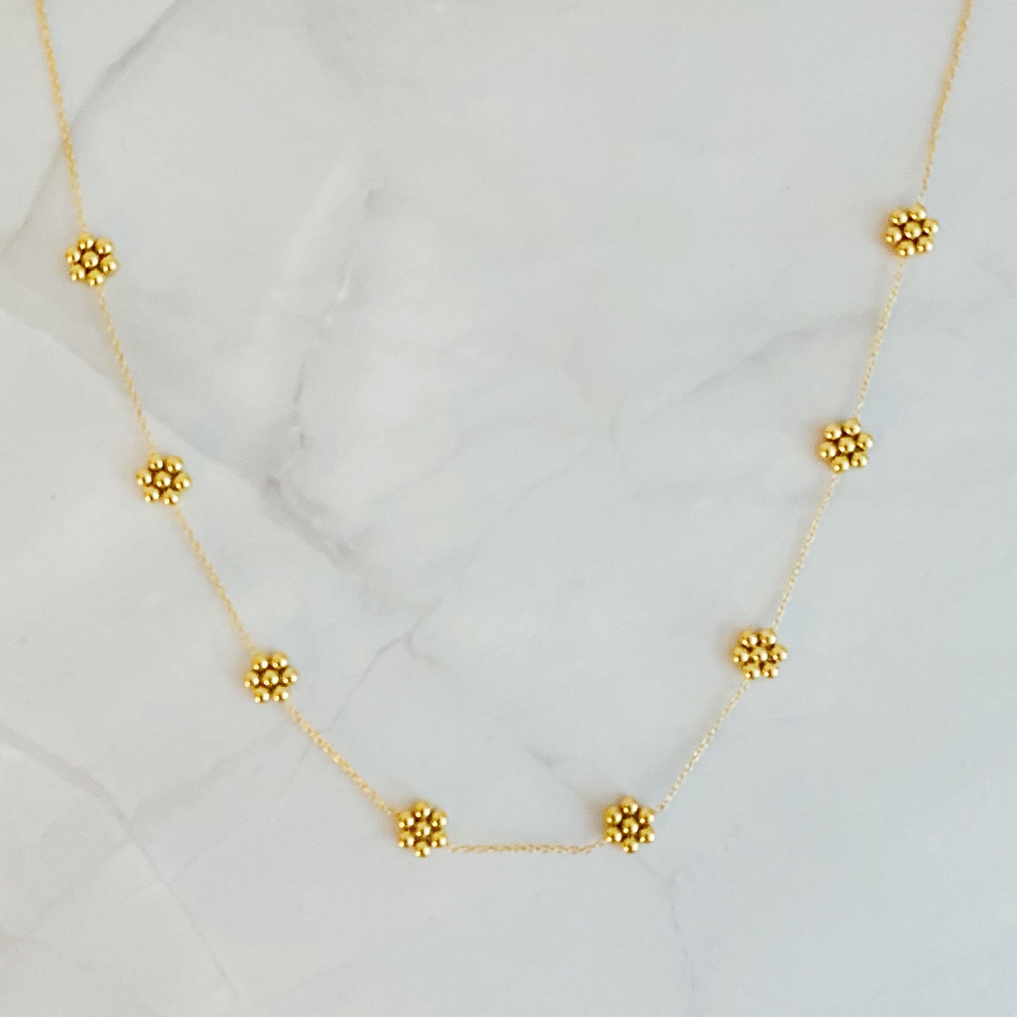 Collar Cadena Dorada Flores Minimalistas — Waterproof