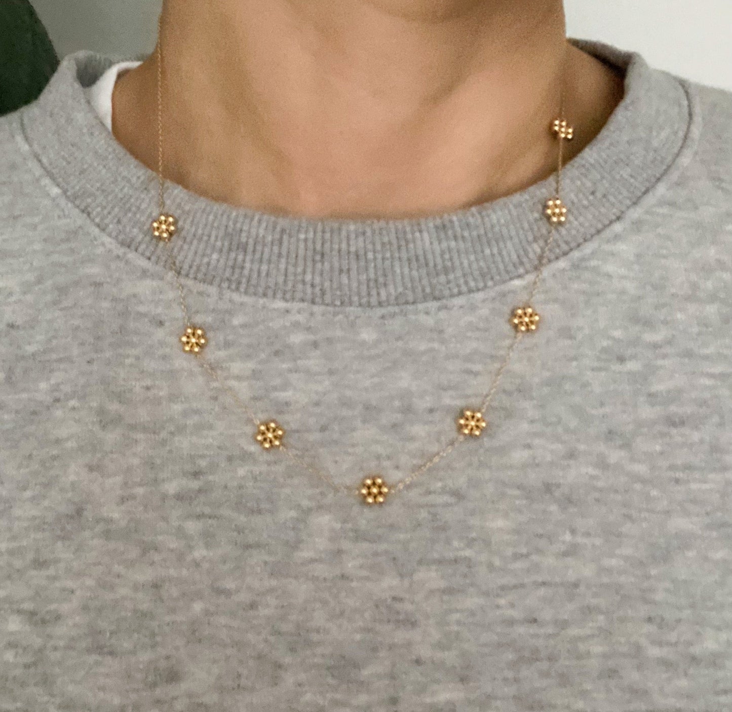 Collar Cadena Dorada Flores Minimalistas — Waterproof