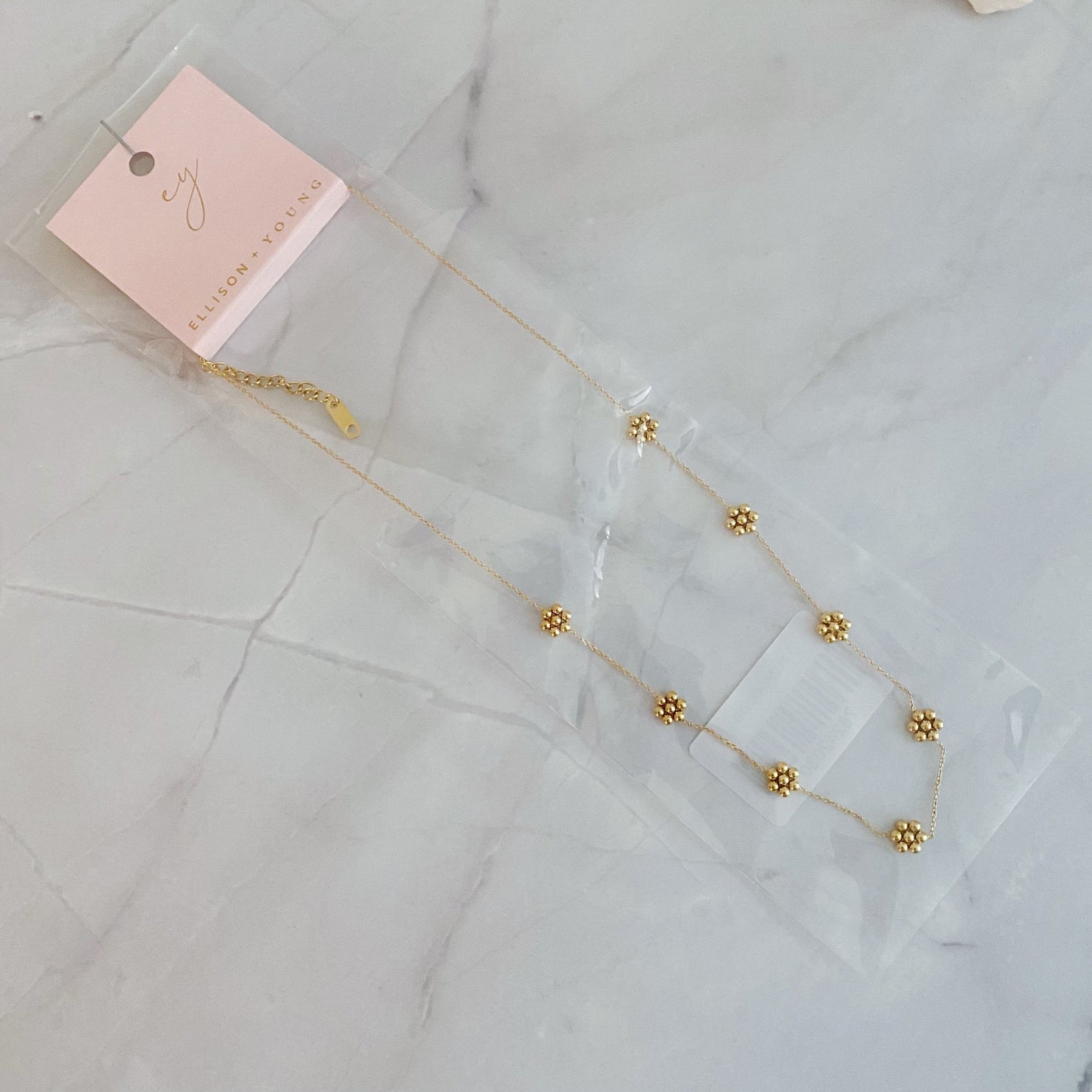 Collar Cadena Dorada Flores Minimalistas — Waterproof