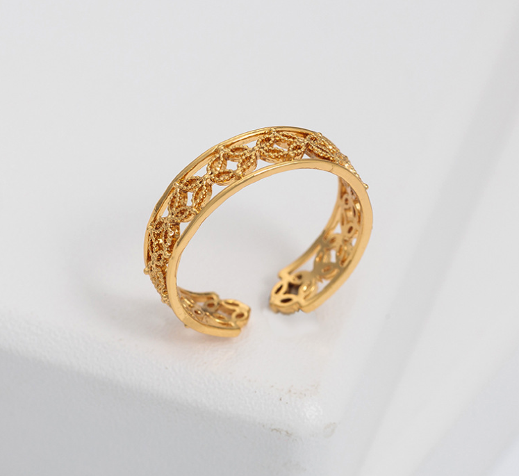 Anillo Dorado Minimalista Ajustable
