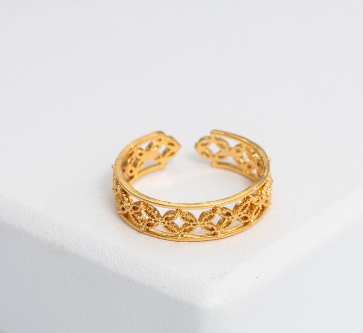 Anillo Dorado Minimalista Ajustable