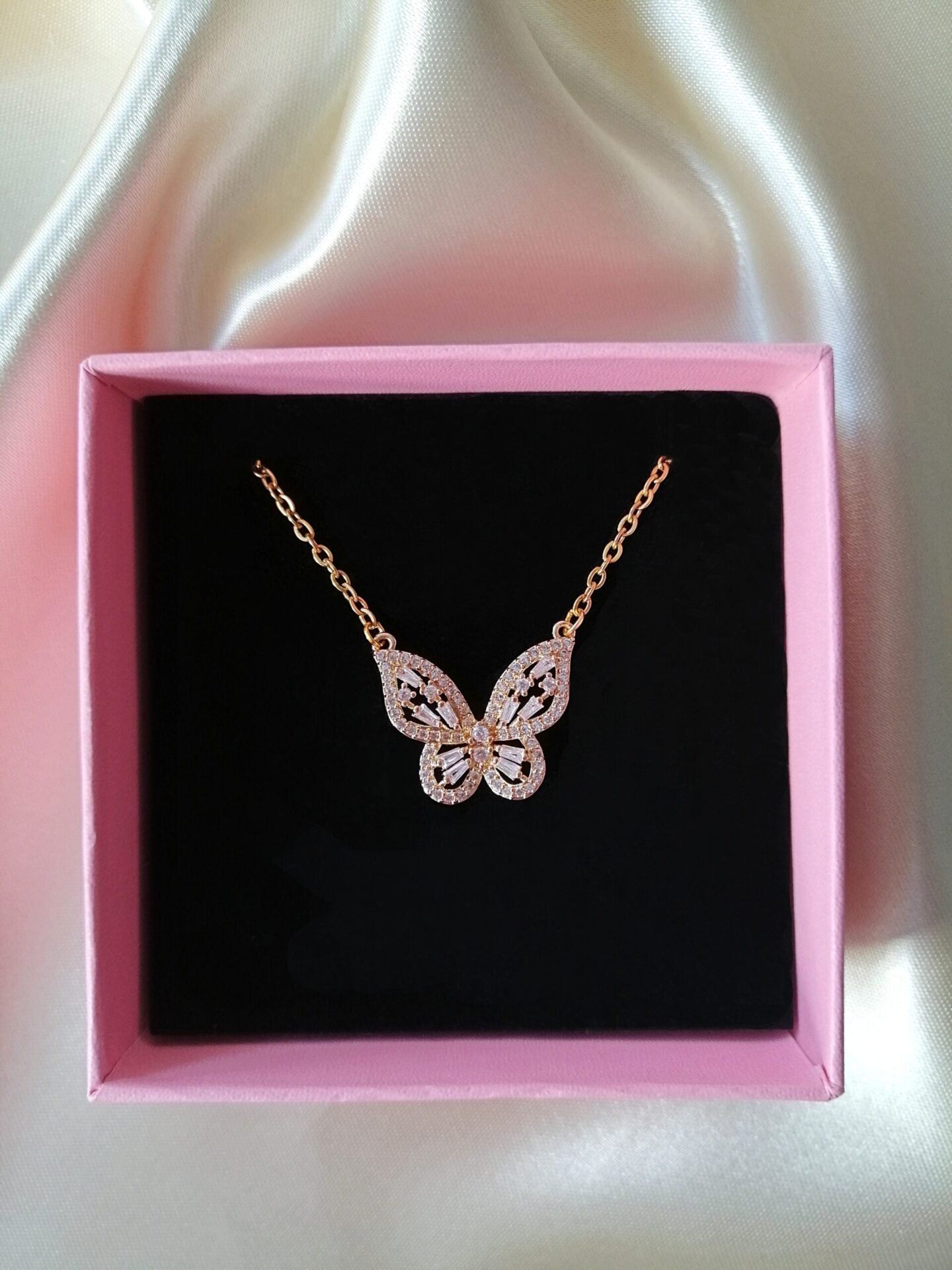 Collar Colgante Mariposa Zirconia — 24K