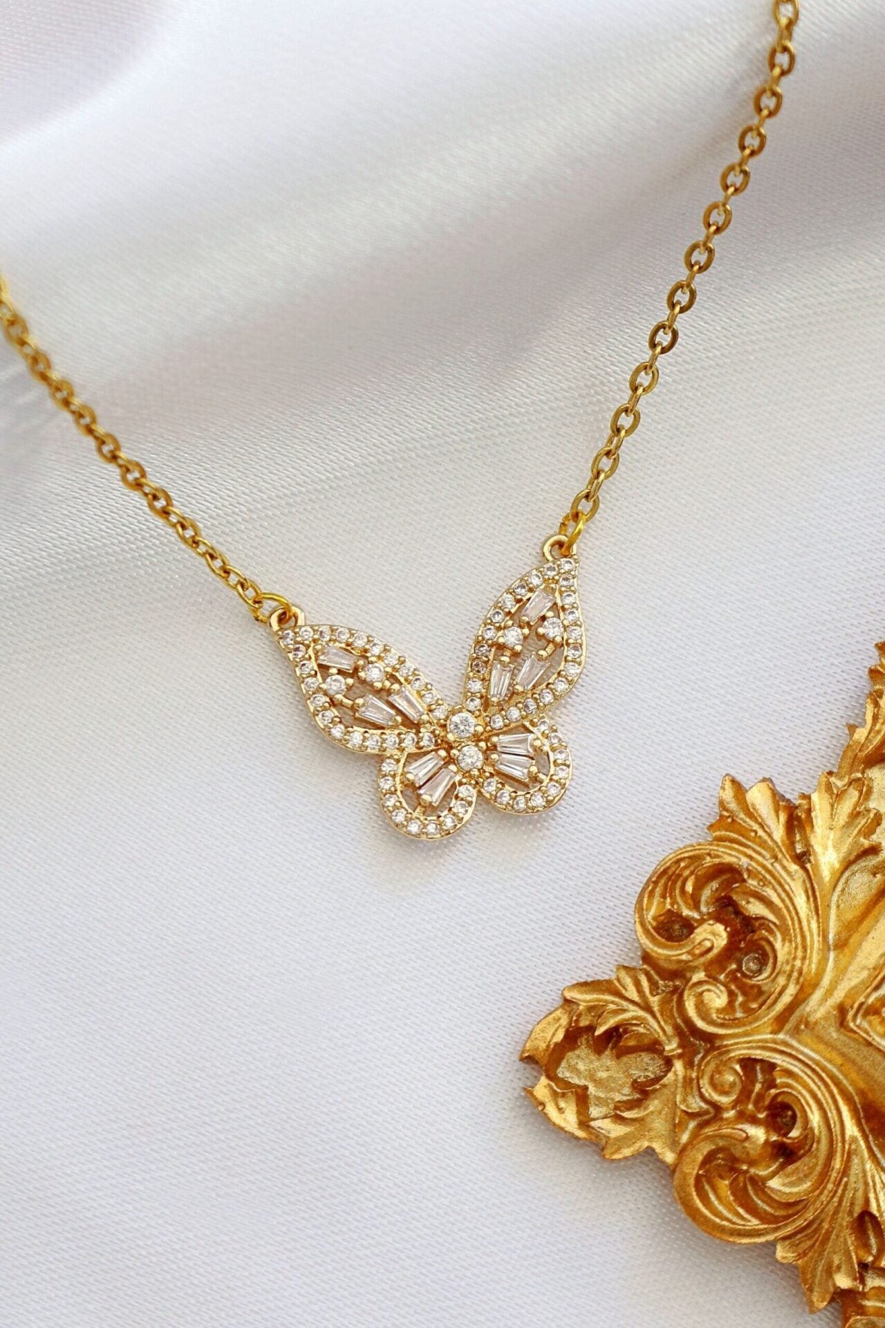 Collar Colgante Mariposa Zirconia — 24K